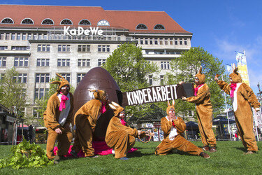 Osterhasen-Demo vor dem KaDeWe, Berlin