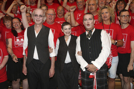 Fototermin mit Katharina Thalbach, Pierre Besson und Fans vom 1. FC Ubion in Berlin