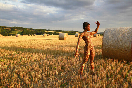 NATURE ART: Auf einem Feld in der Abendsonne / On a Field in the Evening Sun Bodypainting