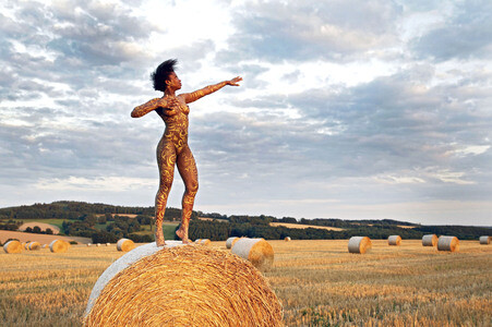 NATURE ART: Auf einem Feld in der Abendsonne / On a Field in the Evening Sun Bodypainting