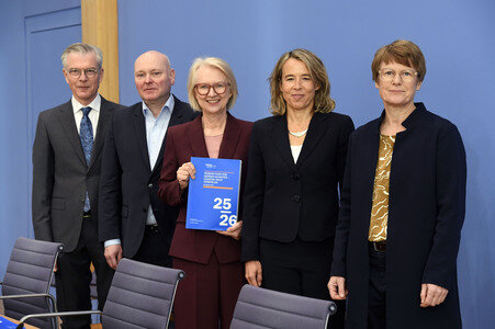 Bundespressekonferenz 'Vorstellung des Jahresgutachtens 2025/26' in Berlin