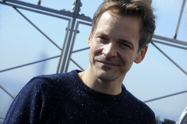 Peter Sarsgaard beleuchtet Empire State Building rot, New York