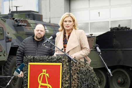 Julia Klöckner beim Besuch der Artillerieschule der Bundeswehr in Idar-Oberstein