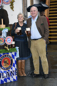 FC Bayern Team auf dem Oktoberfest in München
