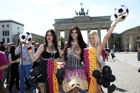 Photocall mit Micaela Schäfer zur Fußball EM in Berlin