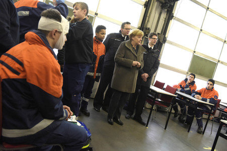 Angela Merkel besucht Jugendfeuerwehr in Berlin