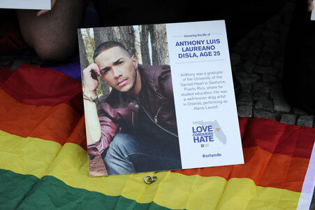 Gedenken an die Opfer des Anschlags von Orlando in Berlin