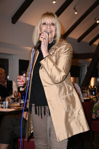 Weihnachts-Soirée mit Julian F. M. Stoeckel in Burg