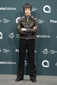 Photocall 'La Chitarra Nella Roccia - Lucio Corsi dal Vivo all'Abbazia di San Galgano', Internationales Filmfestival Rom 2025