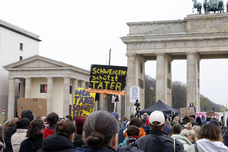 Kundgebung 'Es reicht! Sexualisierte Gewalt stoppen' in Berlin
