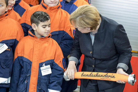 Angela Merkel besucht Jugendfeuerwehr in Berlin