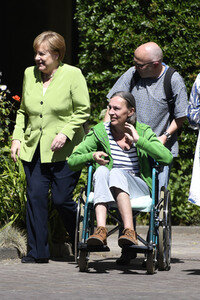 Angela Merkel besucht ein Altenheim in Paderborn