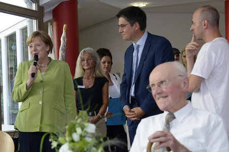 Angela Merkel besucht ein Altenheim in Paderborn