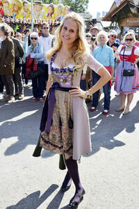 Damen-Wiesn 2015 von Unternehmerin Regine Sixt auf dem Oktoberfest in München