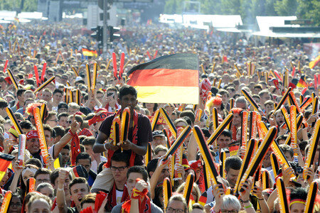 Fanmeile beim UEFA-Fußball-Europameisterschaft 2016 Spiel Deutschland gegen Nordirland in Berlin