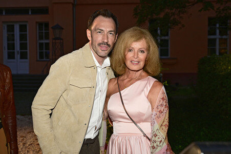 Theaterpremiere 'Der eingebildet Kranke' und 90. Geburtstag von Dieter Hallervorden in Berlin