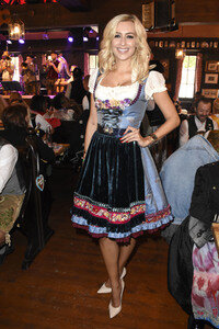 3. Wiesn Charity Lunch im Festzelt Zur Bratwurst beim Oktoberfest 2018 in München