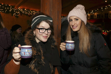 Jana Meyerdierks und Carolina Gorun auf dem Weihnachtsmarkt in Hamburg