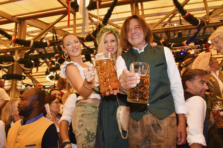 Wiesn Anstich im Schottenhamel Festzelt auf dem Oktoberfest 2025 in München