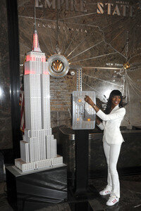 Naomi Campbell schaltet das rote Licht des Empire State Buildings an in New York