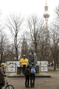 Karl Marx mit Charlie Brown Strickpullover in Berlin