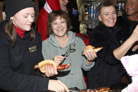 Benefizaktion mit Promi-Charity-Grillen in Berlin