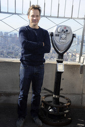 Peter Sarsgaard beleuchtet Empire State Building rot, New York