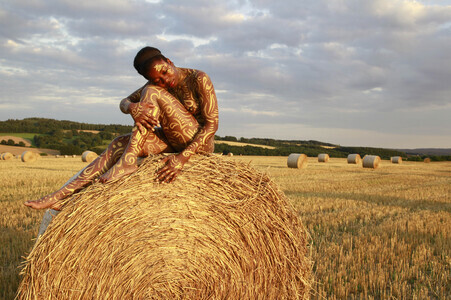 NATURE ART: Auf einem Feld in der Abendsonne / On a Field in the Evening Sun Bodypainting