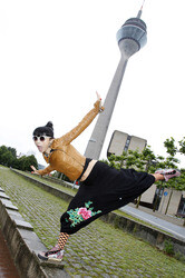 Bai Ling mit Entourage in Düsseldorf