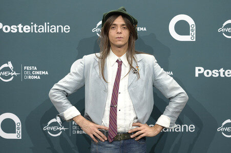 Photocall 'La Chitarra Nella Roccia - Lucio Corsi dal Vivo all'Abbazia di San Galgano', Internationales Filmfestival Rom 2025