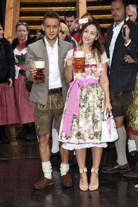 FC Bayern Team auf dem Oktoberfest in München