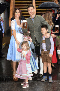 FC Bayern Team auf dem Oktoberfest in München