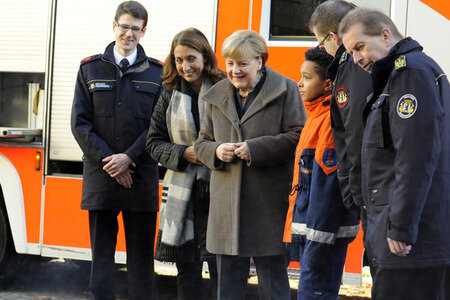 Angela Merkel besucht Jugendfeuerwehr in Berlin