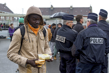 Flüchtlinge im Flüchtlingslager in Calais
