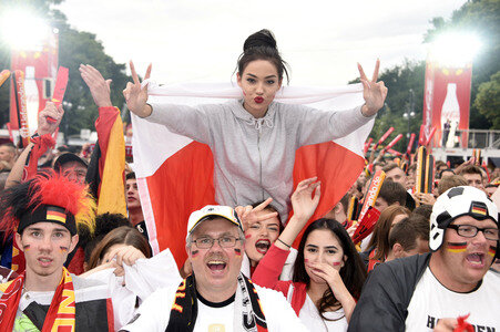 Fans beim UEFA-Fußball-Europameisterschaft 2016 Spiel Deutschland gegen Polen in Berlin