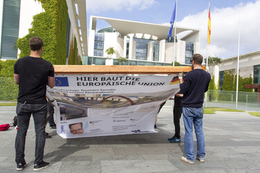 Info-Tafel über den Bau eines Friedhofs für unbekannte Einwanderer in Berlin