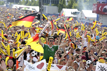 WM-Fanmeile vor dem Spiel Deutschland gegen Portugal, Berlin