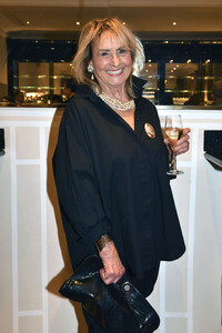 Theaterpremiere 'Wer schießt auf Frau Hummel?' in München