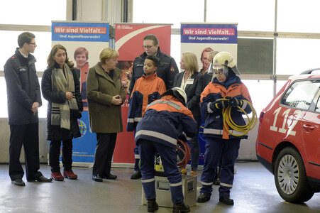 Angela Merkel besucht Jugendfeuerwehr in Berlin