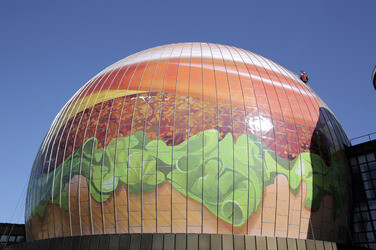 Zeiss-Großplanetarium wird zum 30m großen Burger, Berlin