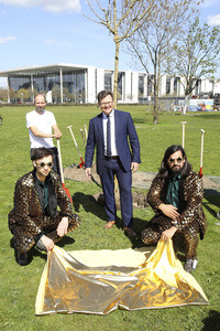 Baumpflanzaktion mit Carsten Schneider in Berlin