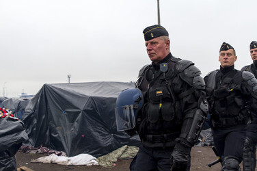 Französische Polizei räumt Flüchtlingslager bei Calais