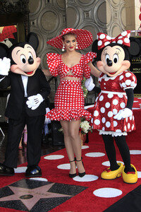 Minnie Mouse erhält einen Stern auf dem Hollywood Walk of Fame in Los Angeles