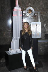 Nicole Scherzinger beleuchtet das Empire State Building in New York