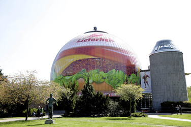 Zeiss-Großplanetarium Berlin als 30m großen Burger