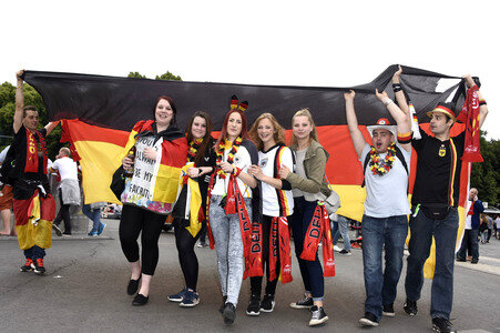 Fans beim UEFA-Fußball-Europameisterschaft 2016 Spiel Deutschland gegen Polen in Berlin