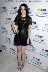 Cher Lloyd sogniert ihre CD 'Sorry I'm Late', New York