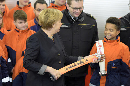 Angela Merkel besucht Jugendfeuerwehr in Berlin
