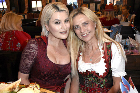 Red Damen Wiesn im Festzelt Zur Bratwurst auf dem Oktoberfest 2018 in München