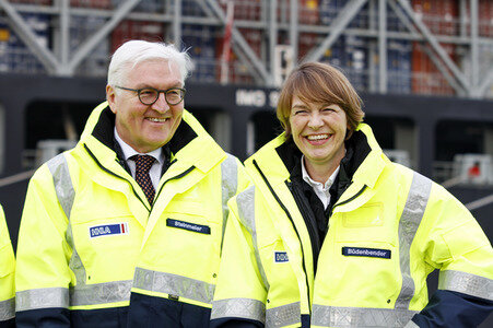 Frank-Walter Steinmeier besichtigt den HHLA Container Terminal Altenwerder in Hamburg